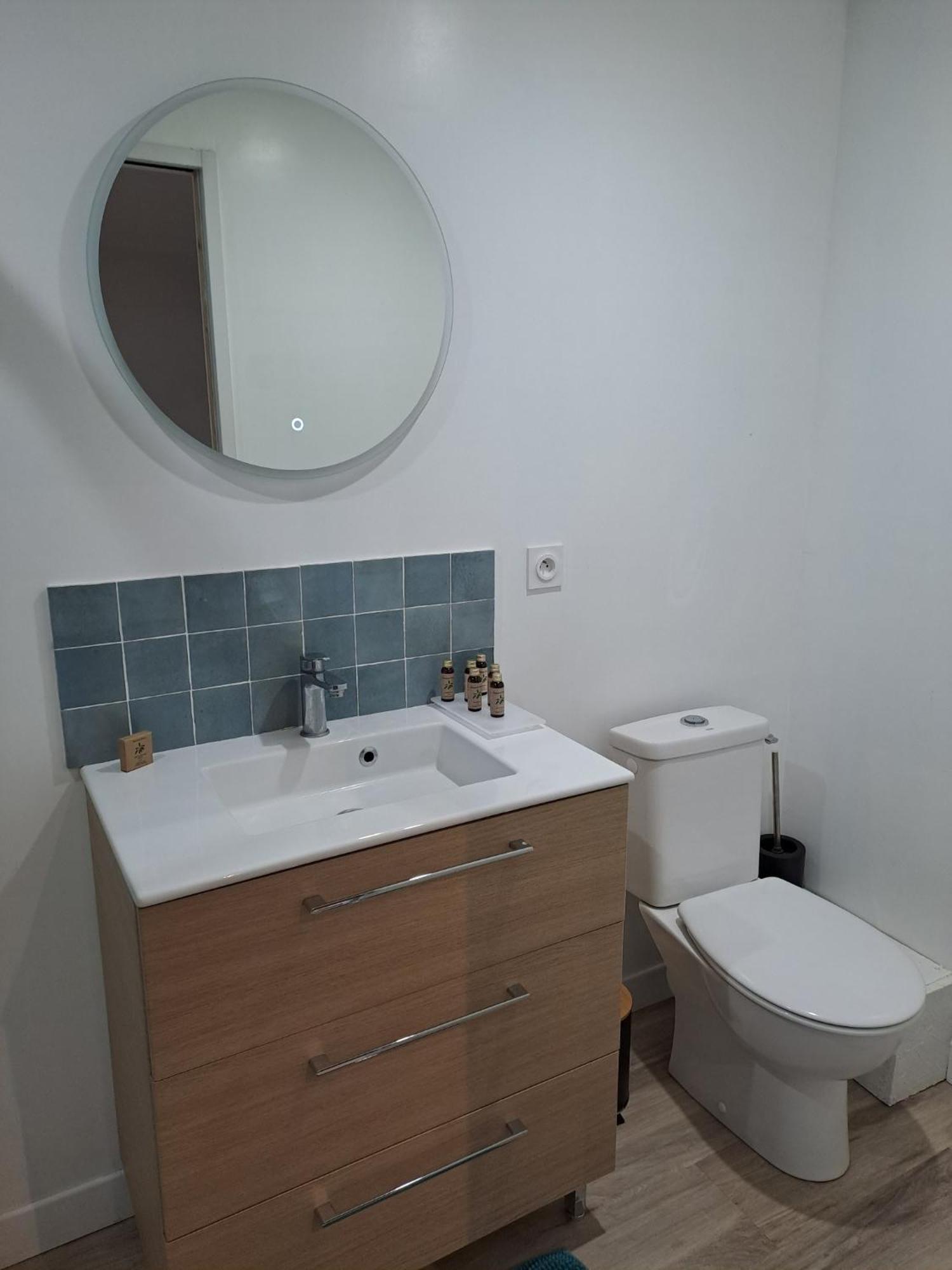 La De Tourisme Meuble - 3 Etoiles Appartement *